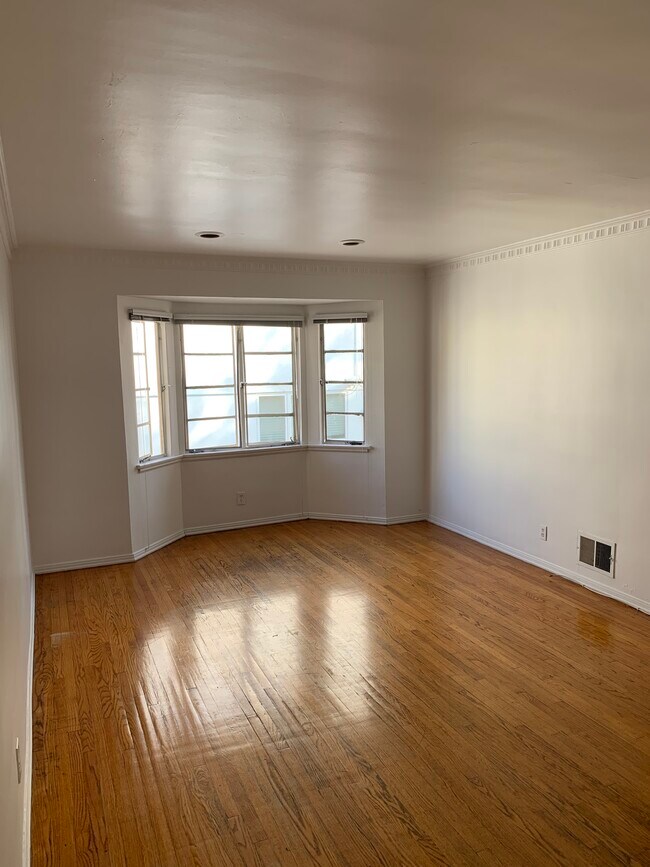 Building Photo - 525 Landfair Ave