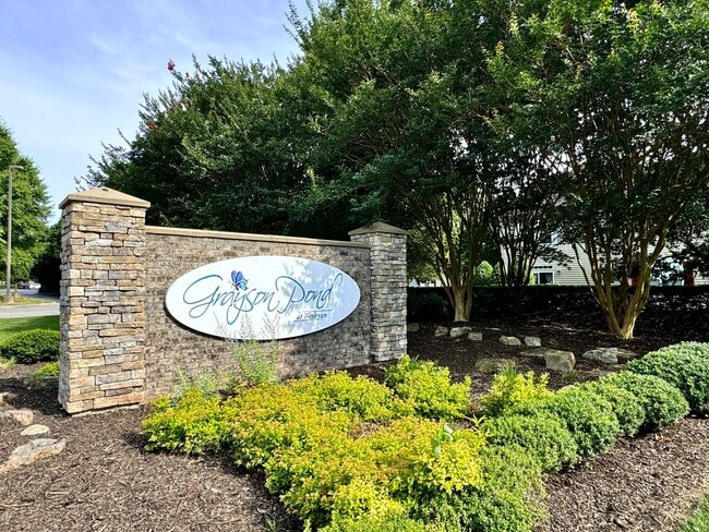 Building Photo - 2-Bedroom Condo Available 09-03-24!! Attac...