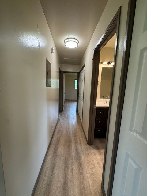 Pasillo que conduce al baño y a los dormitorios. - 15-1917 28th Ave