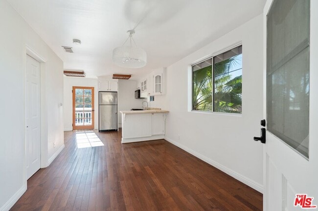 Building Photo - 4011 Sunset Dr