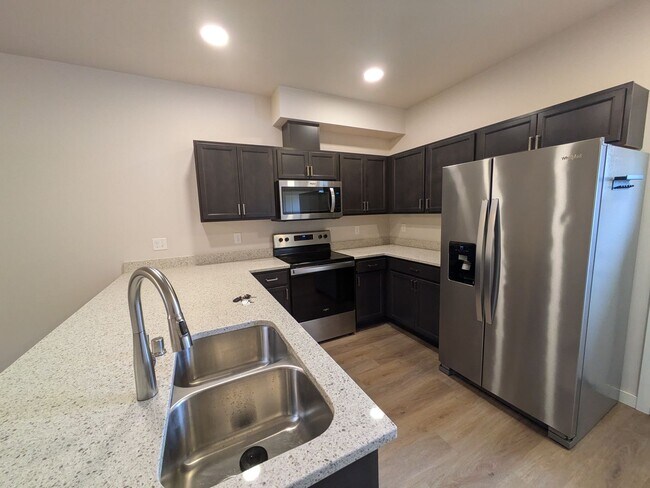 Building Photo - Newer Build Bright 2-Bedroom 1.5-Bathroom ...