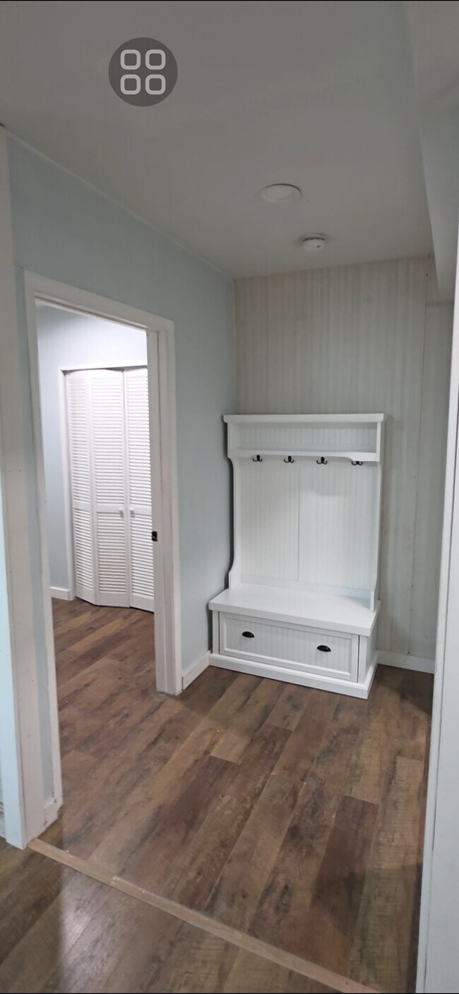 Building Photo - 925 College Ave