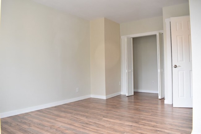 Building Photo - Studio Apt. in Greenlake