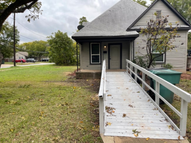 Building Photo - 534 E Sycamore St