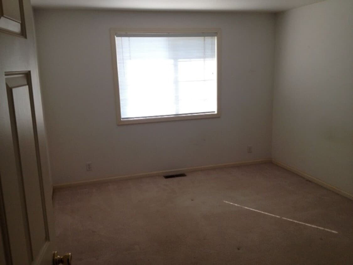 Building Photo - 2559-2561 Moon Mountain Dr