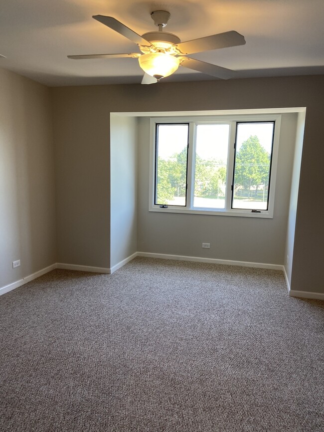 Building Photo - Pond View 2 Bedroom -2 Bath Apartment