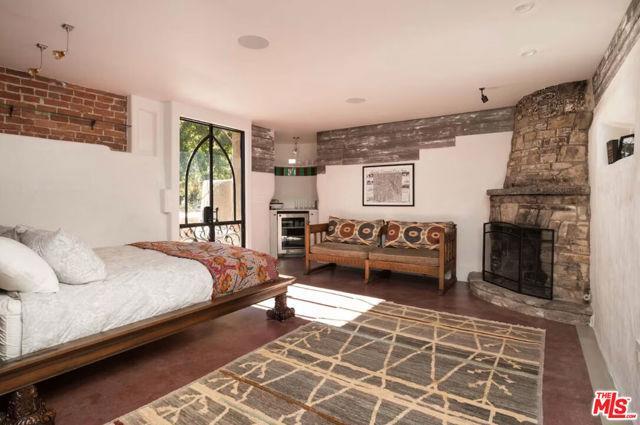 Foto del edificio - 8978 Wonderland Ave