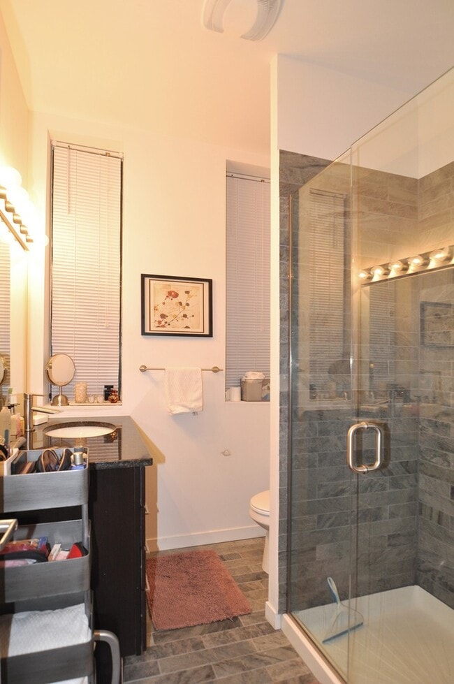 Building Photo - Video Tour- Wicker Park Large Top Floor 1 Bed (Big Enough For A King), w/Great Sound Insulation, ...
