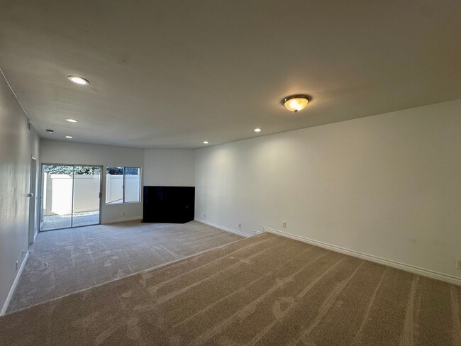 Building Photo - Great 3B/2BA Condo in La Jolla!