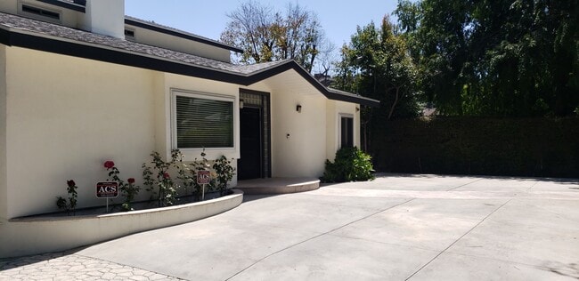 Building Photo - 4202 Woodman Ave