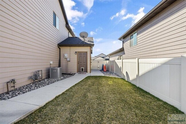 Building Photo - 4 bed 2.5 bath home for rent!