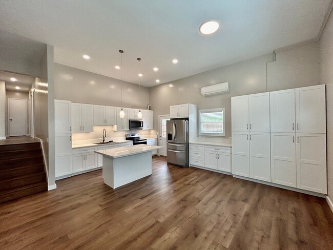 Building Photo - 87-228-228 Holomalia Pl