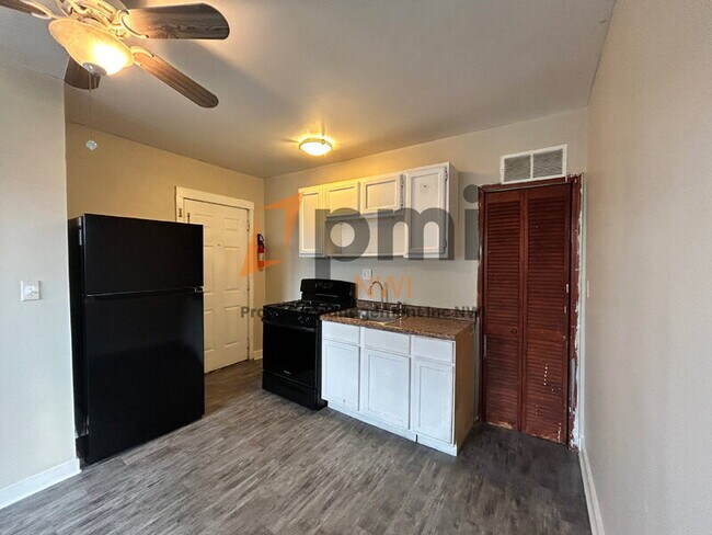 Foto del edificio - 4901 Walsh Ave
