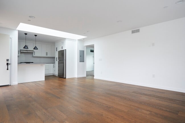 Building Photo - 321 Rose Ave