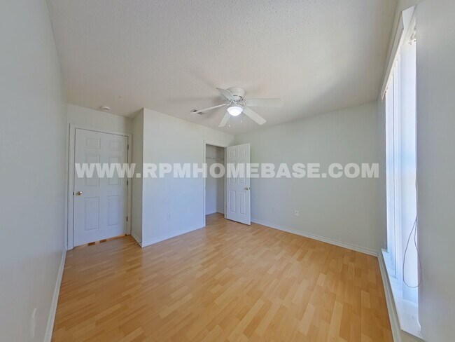 Foto del edificio - Crestview Charm: 4 Bedroom Home with Hard Floors and Fenced Yard!