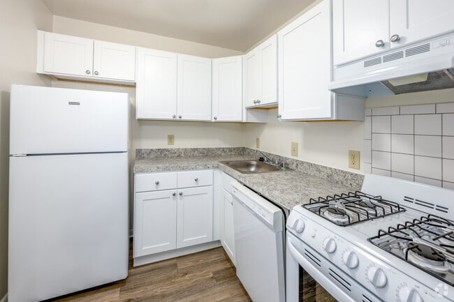 2BR, 1BA - 912SF - Kitchen - Rock Creek Woods