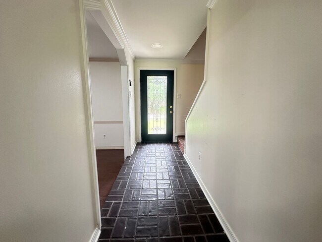 Foto del edificio - UPDATED IN TOWN SOUTH-LARGE 4/3 BRICK HOME-VERY NICE