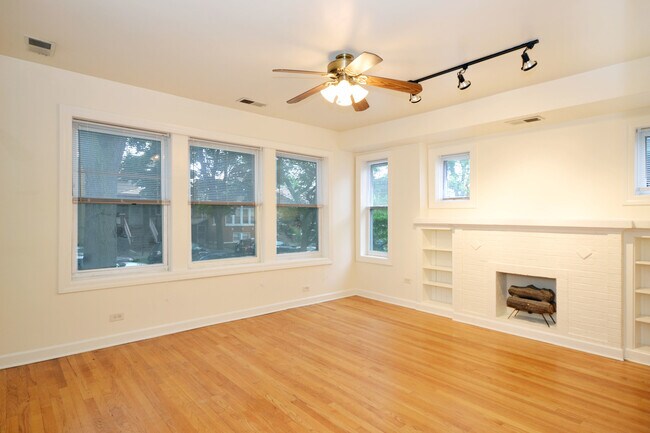 Building Photo - 4654 N Avers Ave