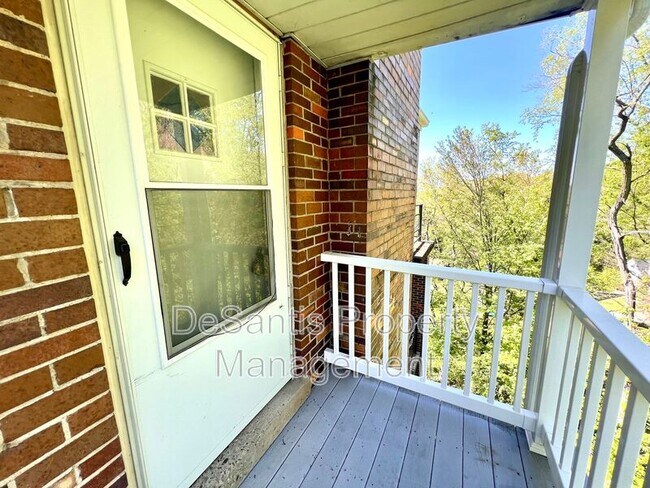 Building Photo - 735 Athalia St