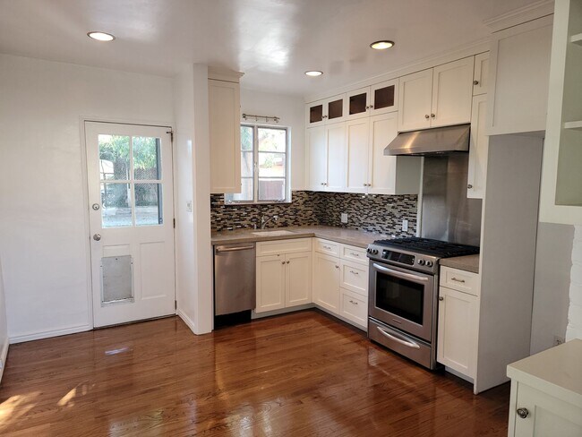 Foto del edificio - Charming Single Family Home with Spacious ...
