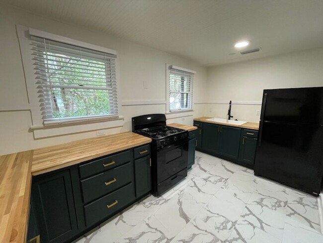 Building Photo - Recently Renovated 2 Bedroom Apartment in ...