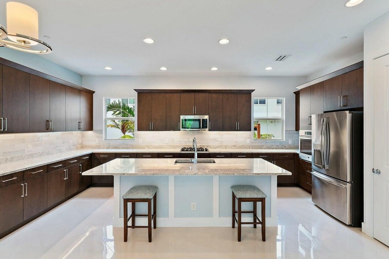 Primary Photo - 7085 Edison Pl