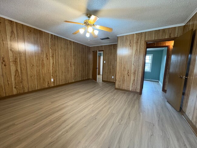 Building Photo - Beautiful 3 bedroom/1 bath home with Fireplace and Central HVAC!