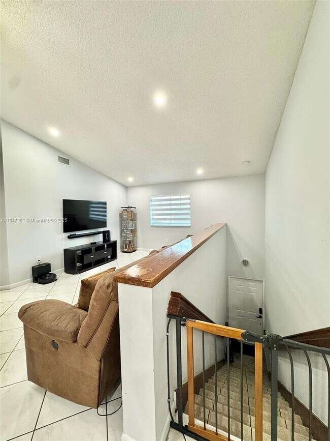 Building Photo - 2527 W 76th St