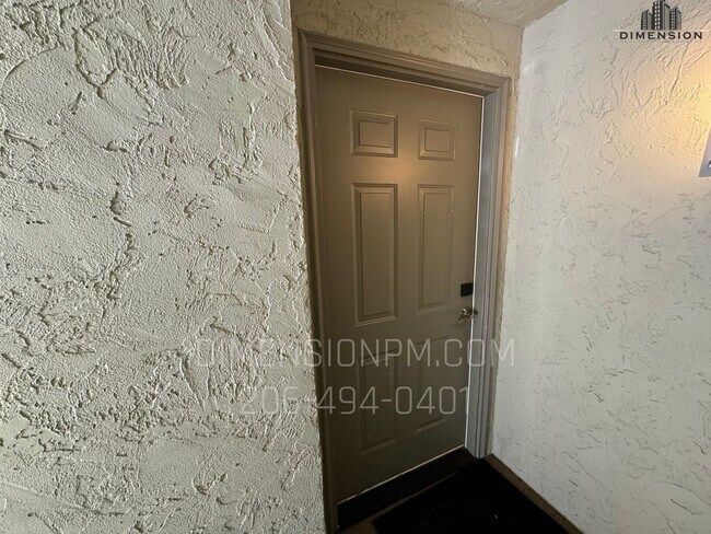 Foto del edificio - 1 Bedroom Condo with View in the heart of Bellvue!