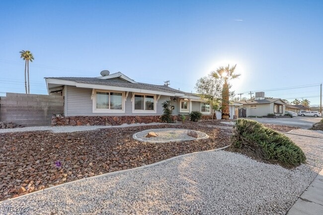 Building Photo - 3701 Pyramid Dr