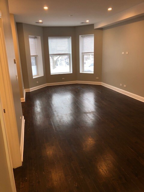 Living Room - 3320 W Beach Ave
