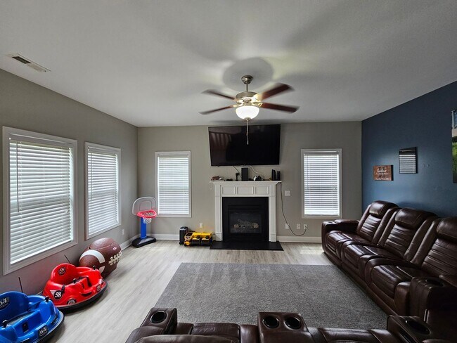 Building Photo - Gorgeous and Spacious 4 Bedroom Home!