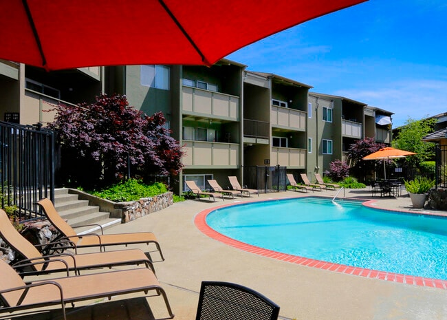 Main Pool Wide View - Town House Plaza
