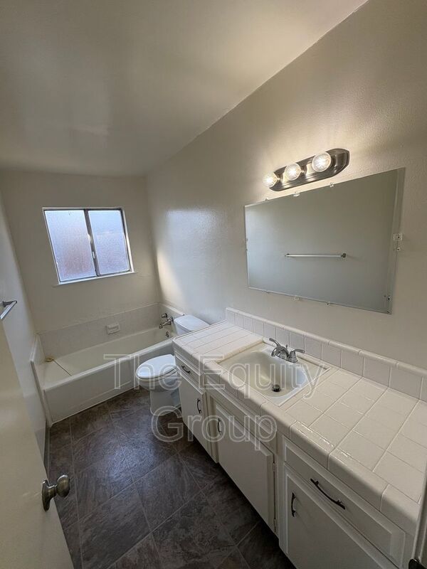 Building Photo - 941 S Demaree St