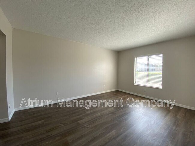 Foto del edificio - 8209-71 Sun Spring Cir