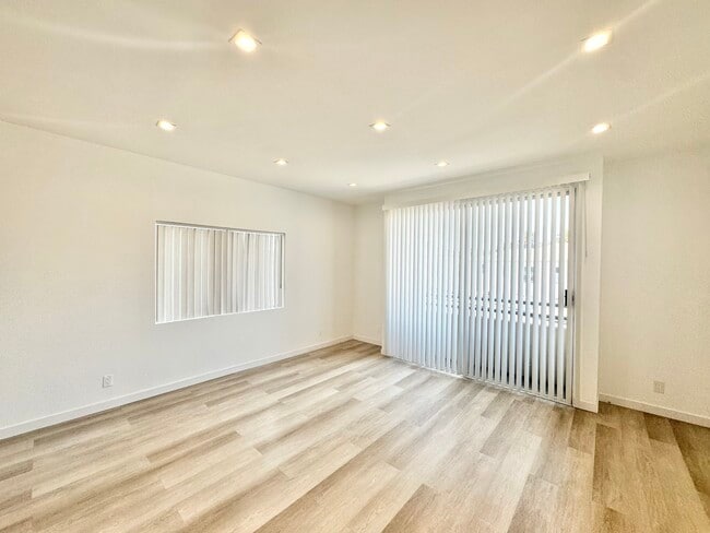 Building Photo - 5139 W Maplewood Ave