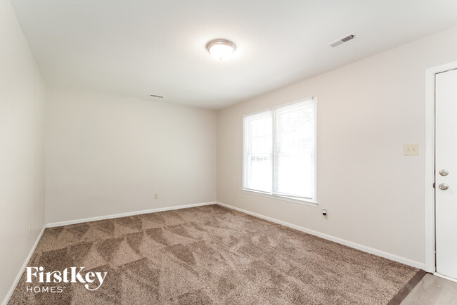 Foto del edificio - 5018 Farm Pond Ln