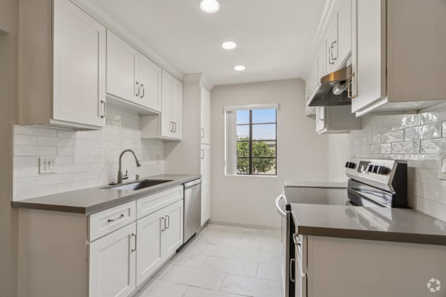 Building Photo - 626 E Verdugo Ave