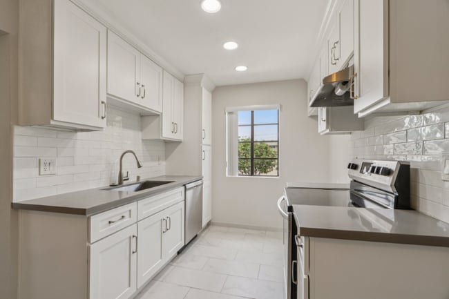 Building Photo - 725 E Providencia Ave