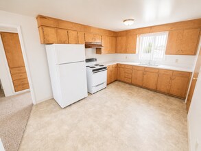 Building Photo - 418 Lola Ln
