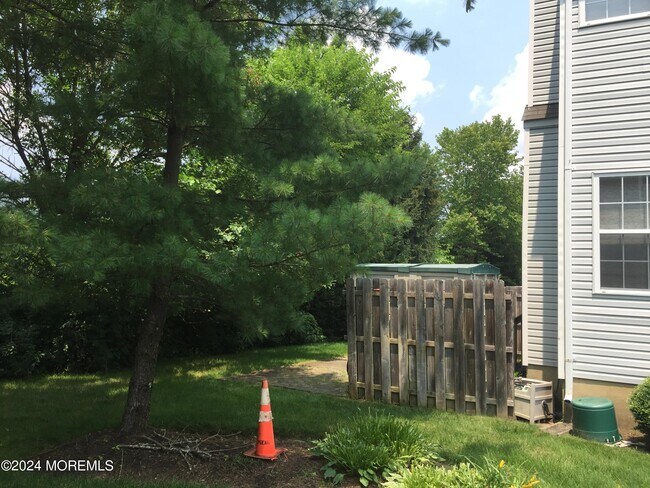 Building Photo - 1701 Wagon Wheel Ct