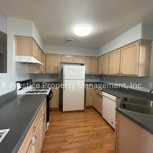 Building Photo - 3BD/2BA Westside home with Gas Fireplace!!
