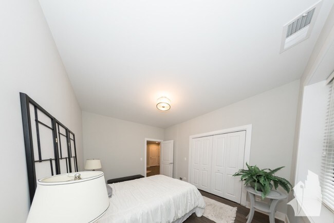 Building Photo - 2618 North Rockwell-2F
