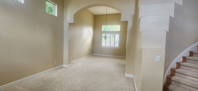 Foto del edificio - 5 Bedroom Home Behind the Gate of Wisteria Place