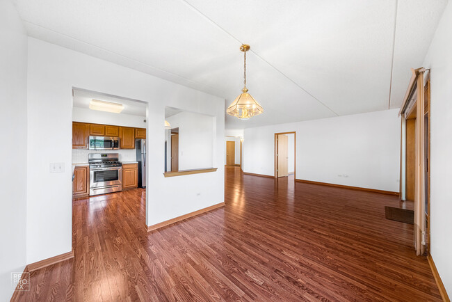 Building Photo - 5555 N Cumberland Ave