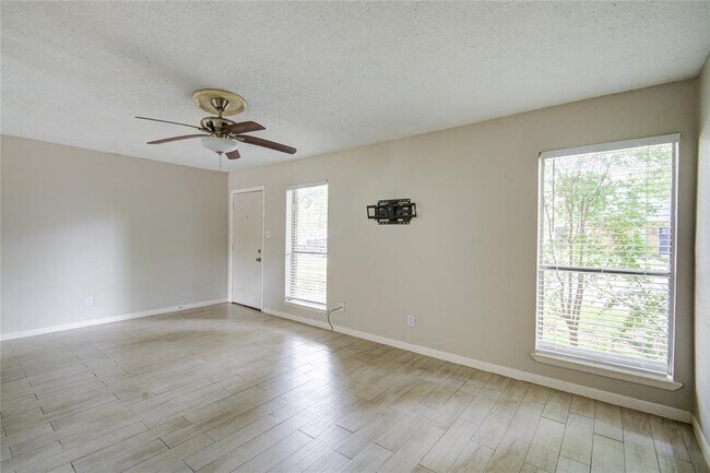 Building Photo - 2412 Miramar Ct