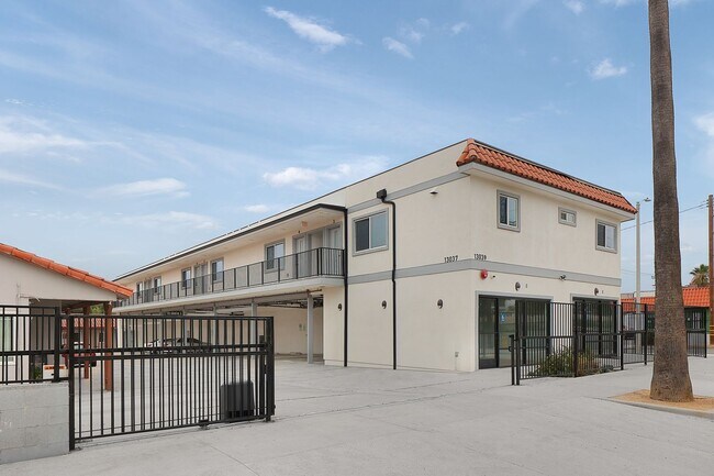 Foto del edificio - 13037 San Fernando Rd