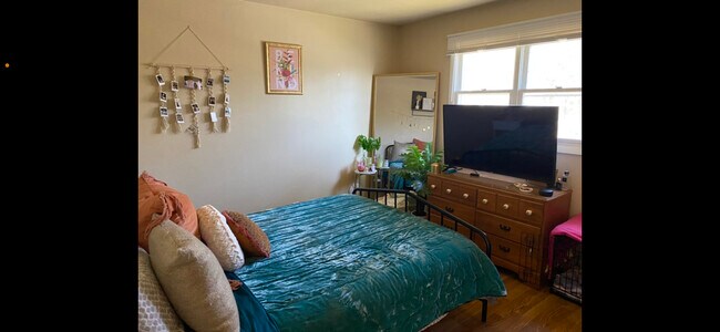 Dormitorio 1 - 551 S Clark St