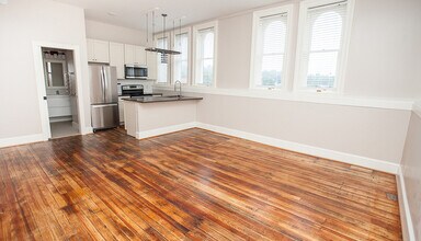 Building Photo - 122 S Main St