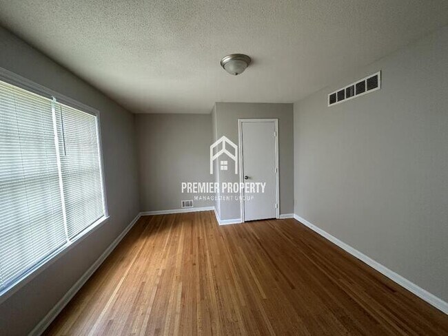 Foto del edificio - 5288 Oak Meadow Ave